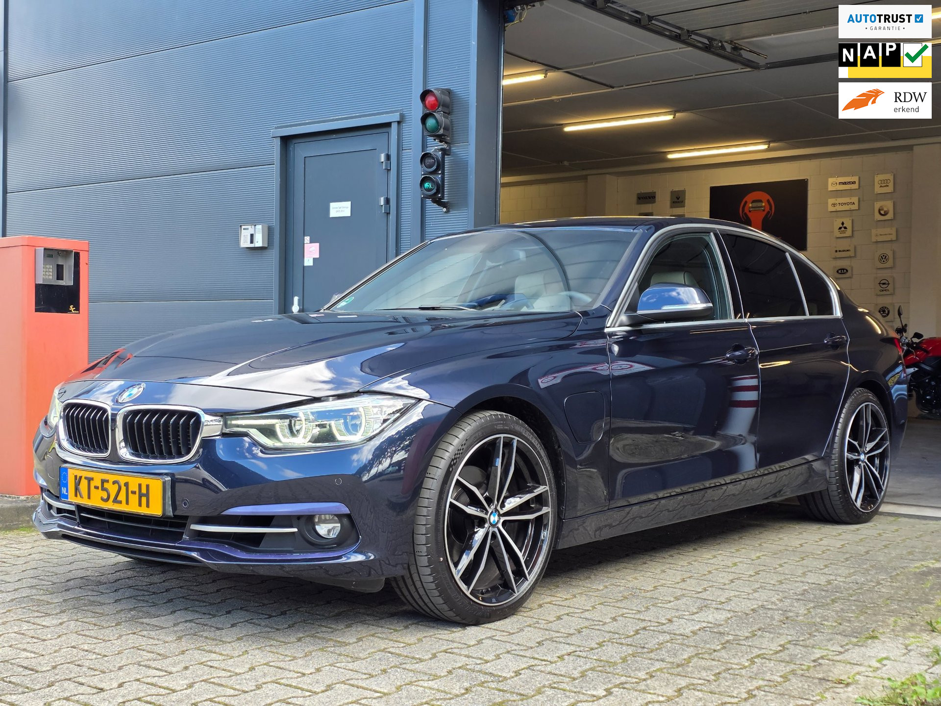 BMW 330e Iperformance 330e Centennial High Executive Individual  / SOH 92% !! / NWE BANDEN, ''19 VELGEN, LAADMODULE, OH.BEURT !! TOPSTAAT !! 2016 - voorkant