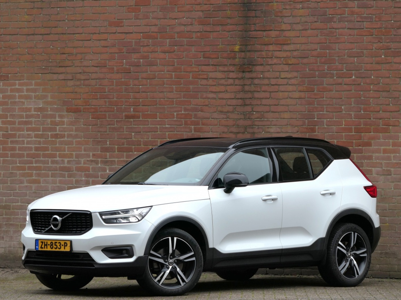 Volvo XC40 2.0 T4 R-Design 12MND garantie Panoramadak / Parkeer camera / st 2019 - voorkant
