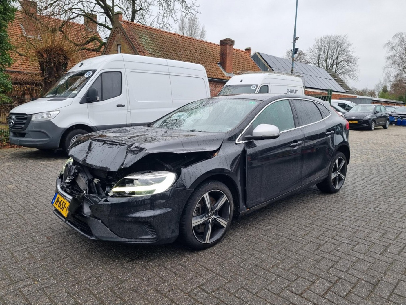 Volvo V40 T3 Aut. Rdesign Pano 2020 - voorkant