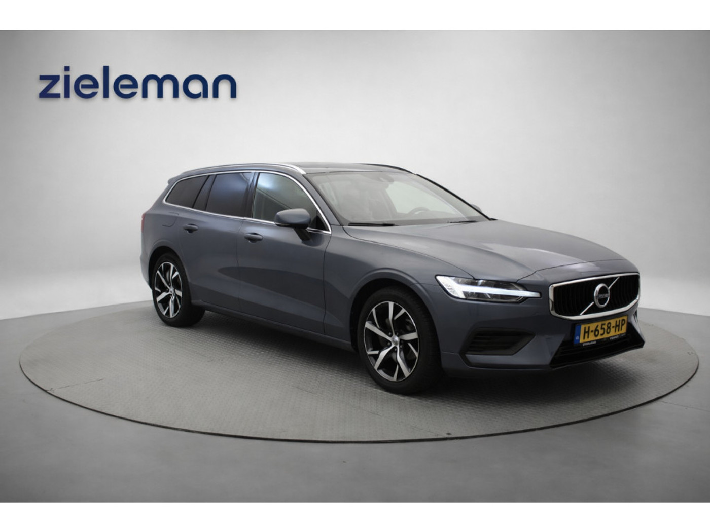 Volvo V60 T6 Twin Engine 2.0 T6 PHEV Twin Engine AWD Momentum Pro - Carplay, Leer, Memory, Afn Trekhaak 2020 - voorkant