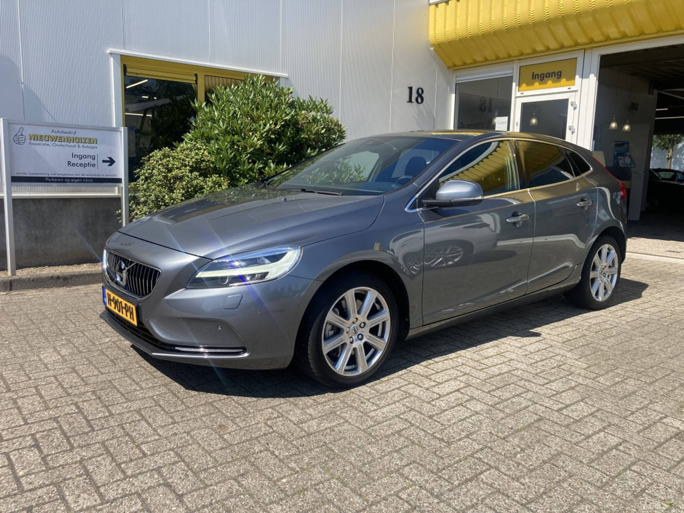 Volvo V40 2.0 D2 Inscription Panoramadak Nieuwe D-riem 2018 - voorkant