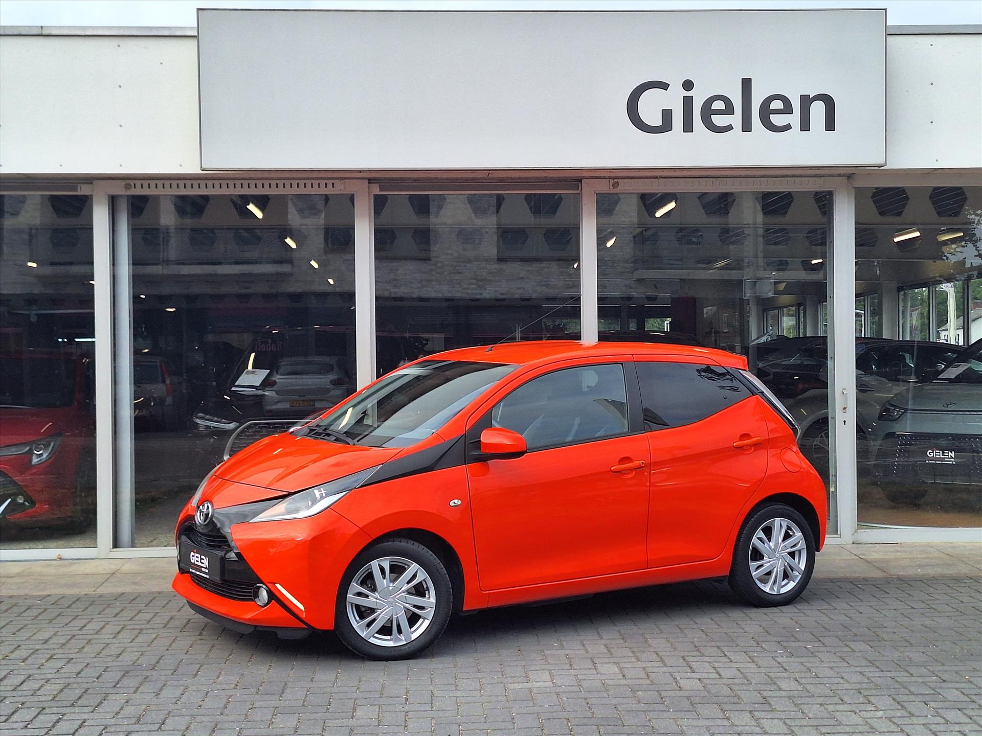 Toyota Toyota Aygo 1.0 VVT-i 69pk 5D x-sport | 2e eigenaar, Lichtmetalen velgen, Parkeercamera, Privacy glass, Airco, Safety Sense 2016 - voorkant
