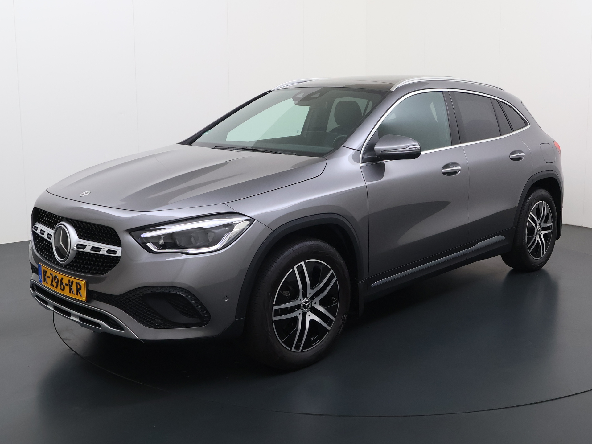 Mercedes-Benz Gla 200 200 Luxury // Panorama dak // Distronic // Memory Stoelen // MultiBeam LED // Rijassistentie pakket // Sfeerverlichting // Camera 2021 - voorkant