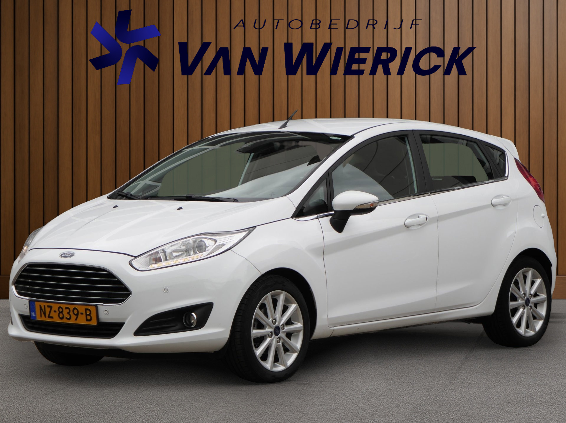 Ford Fiesta 1.0 EcoBoost Titanium 101PK! | Cruise | Parkeersensoren va | Bluetooth | LM Velgen | NAP 2017 - voorkant