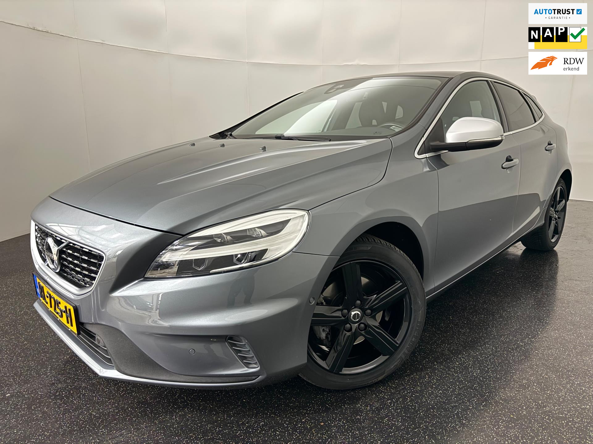 Volvo V40 2.0 T4 R-Design Sport / Pano / Leder / Keyless 2018 - voorkant