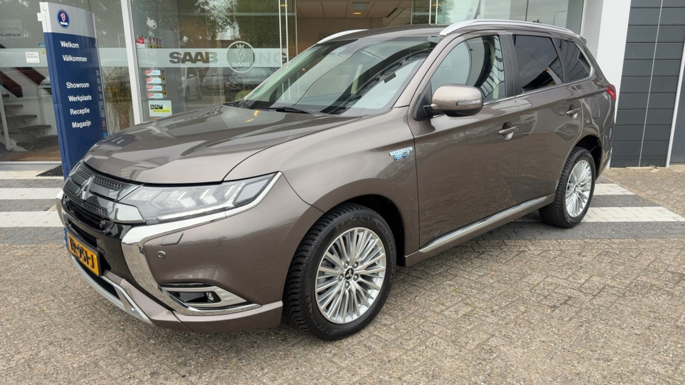 Mitsubishi Mitsubishi Outlander 2.4 PHEV Intense+ Stoelverwarming Cruise Control 2018 - voorkant