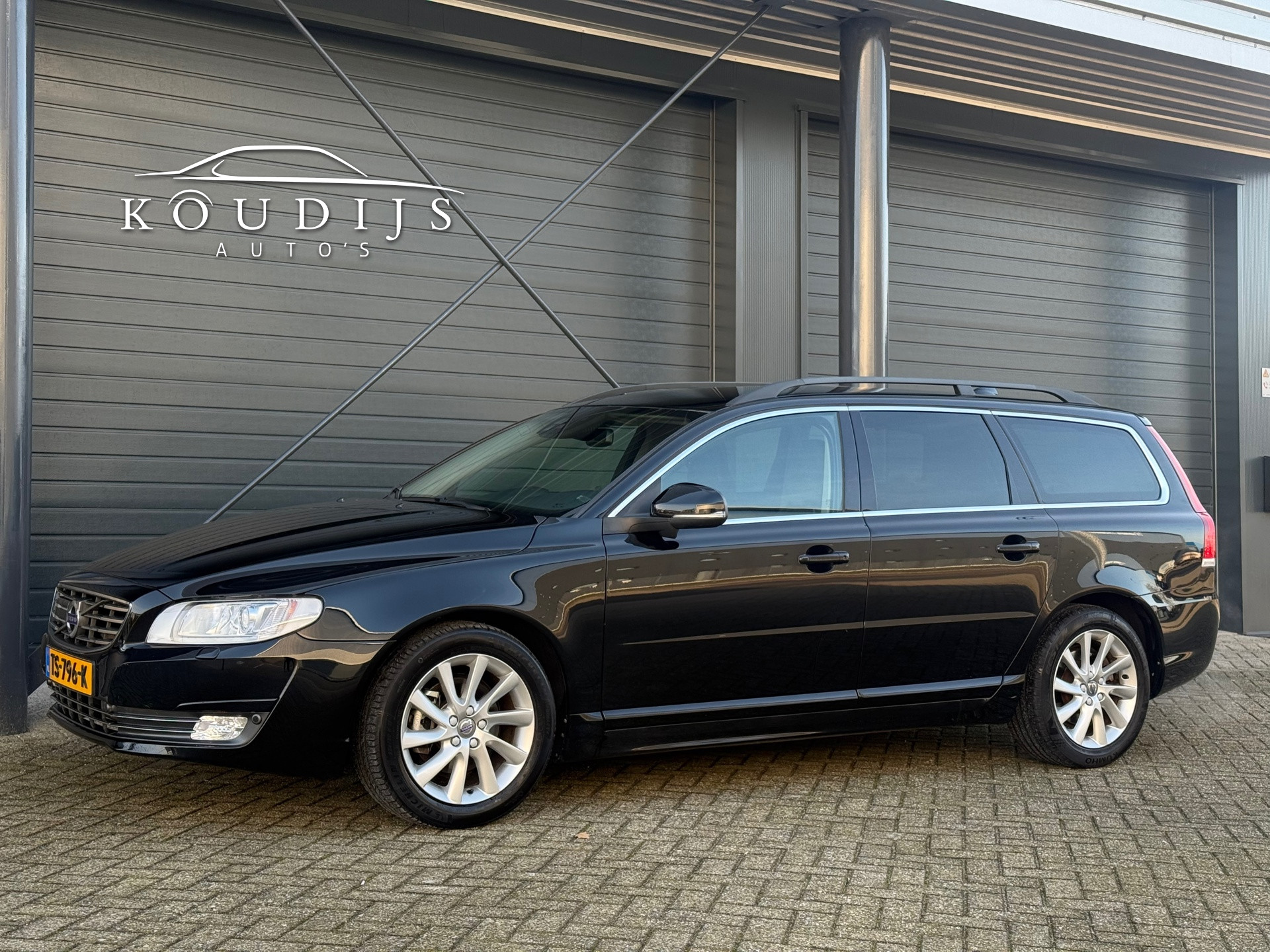 Volvo V70 2.0 T4 Dynamic Edition, Stoel/Stuur verwarming, Afn Trekhaak, Standkachel, Dodehoek, Nieuwe distributieriem 2015 - voorkant
