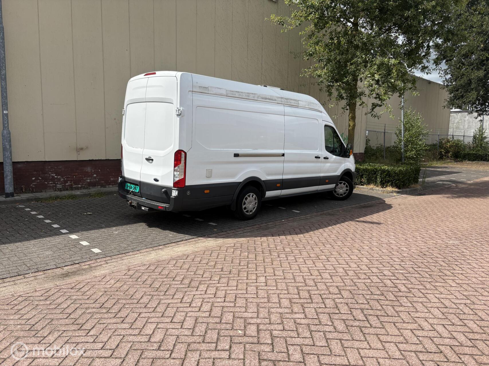 Ford Transit 350 2.2 TDCI L2H3 DC Ambiente 2015 - voorkant