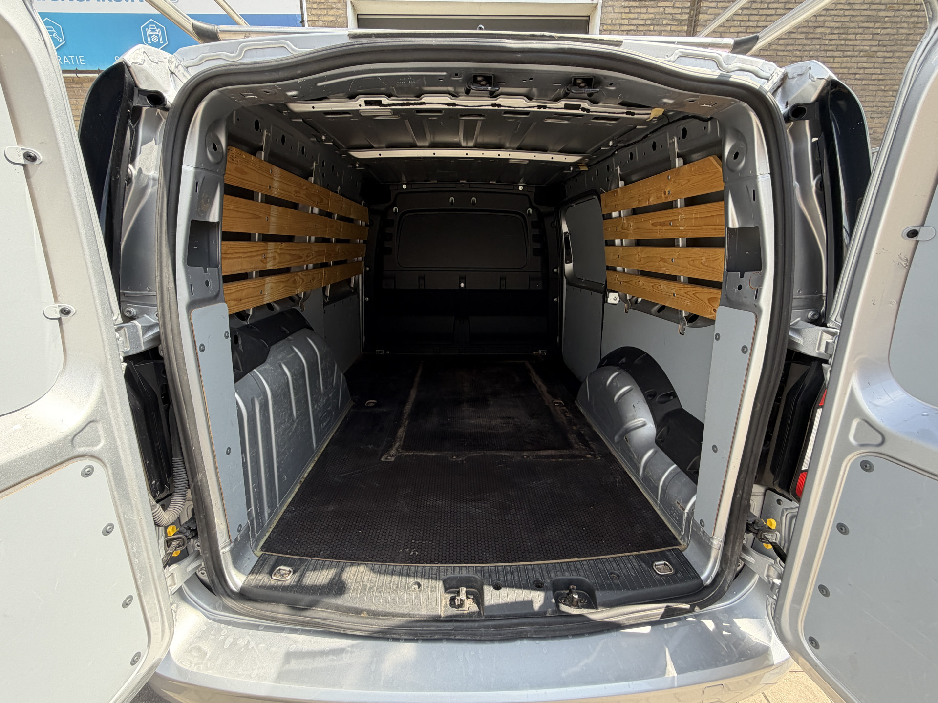 Foto van Volkswagen Caddy Modified Partition Wall