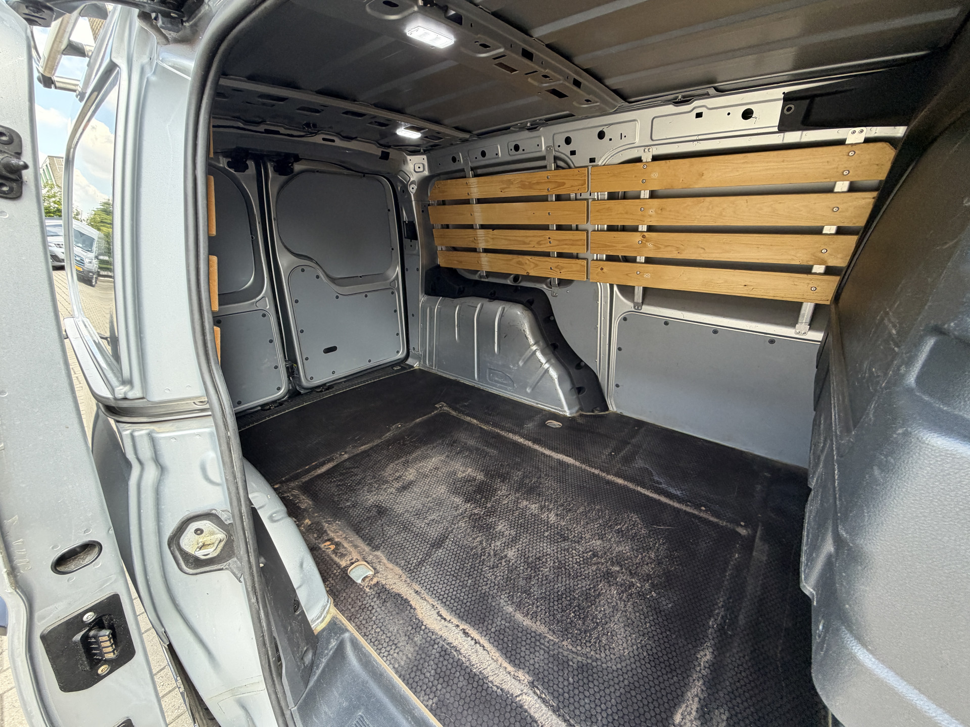 Foto van Volkswagen Caddy Modified Partition Wall