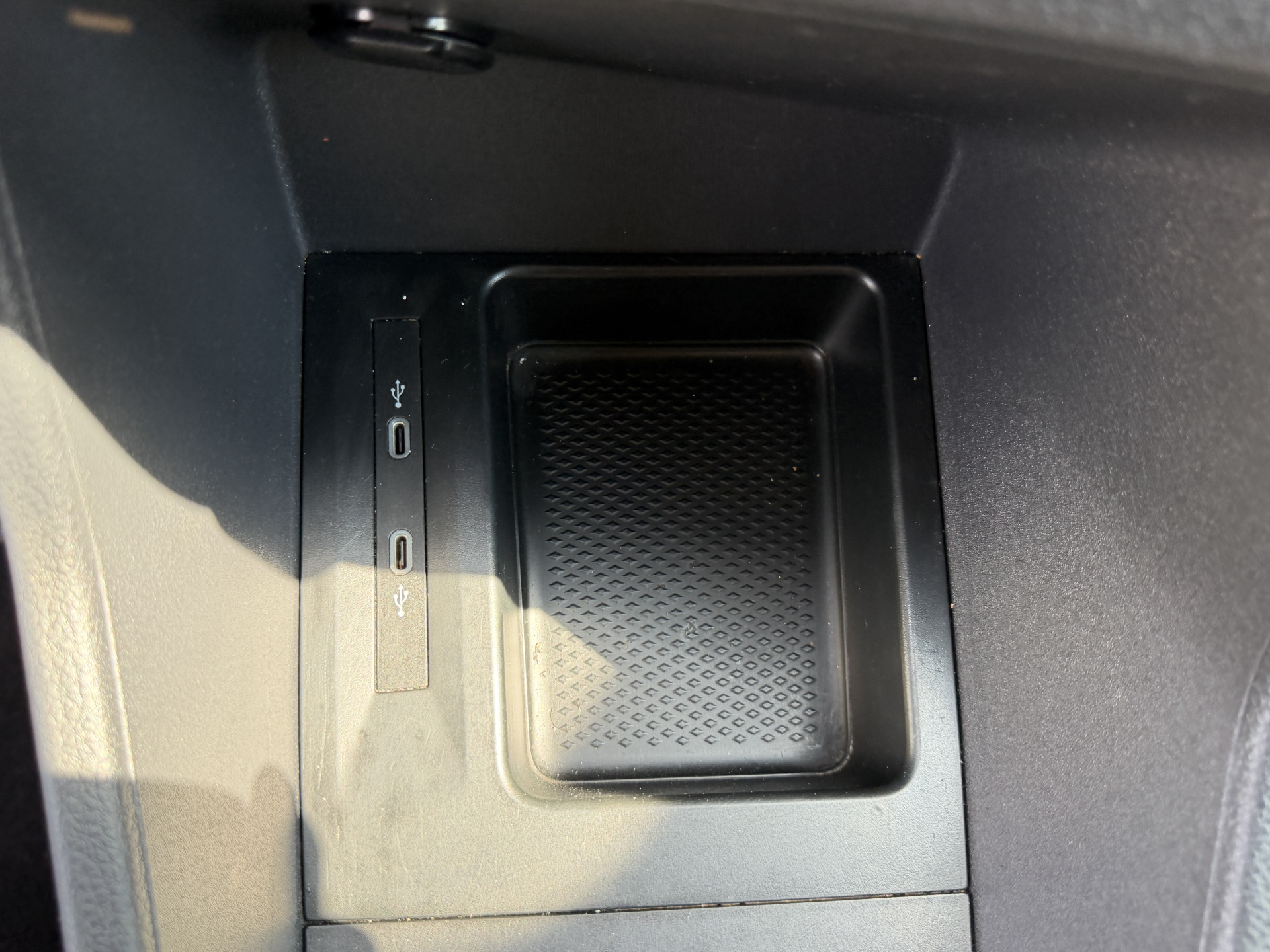 Foto van Volkswagen Caddy Modified Partition Wall