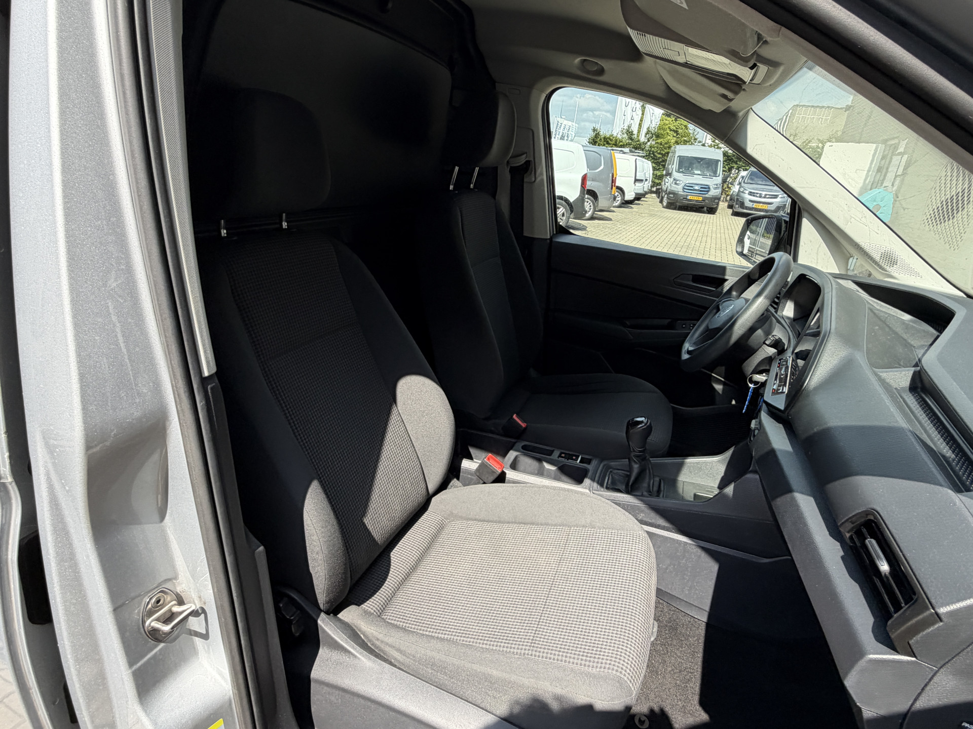 Foto van Volkswagen Caddy Modified Partition Wall