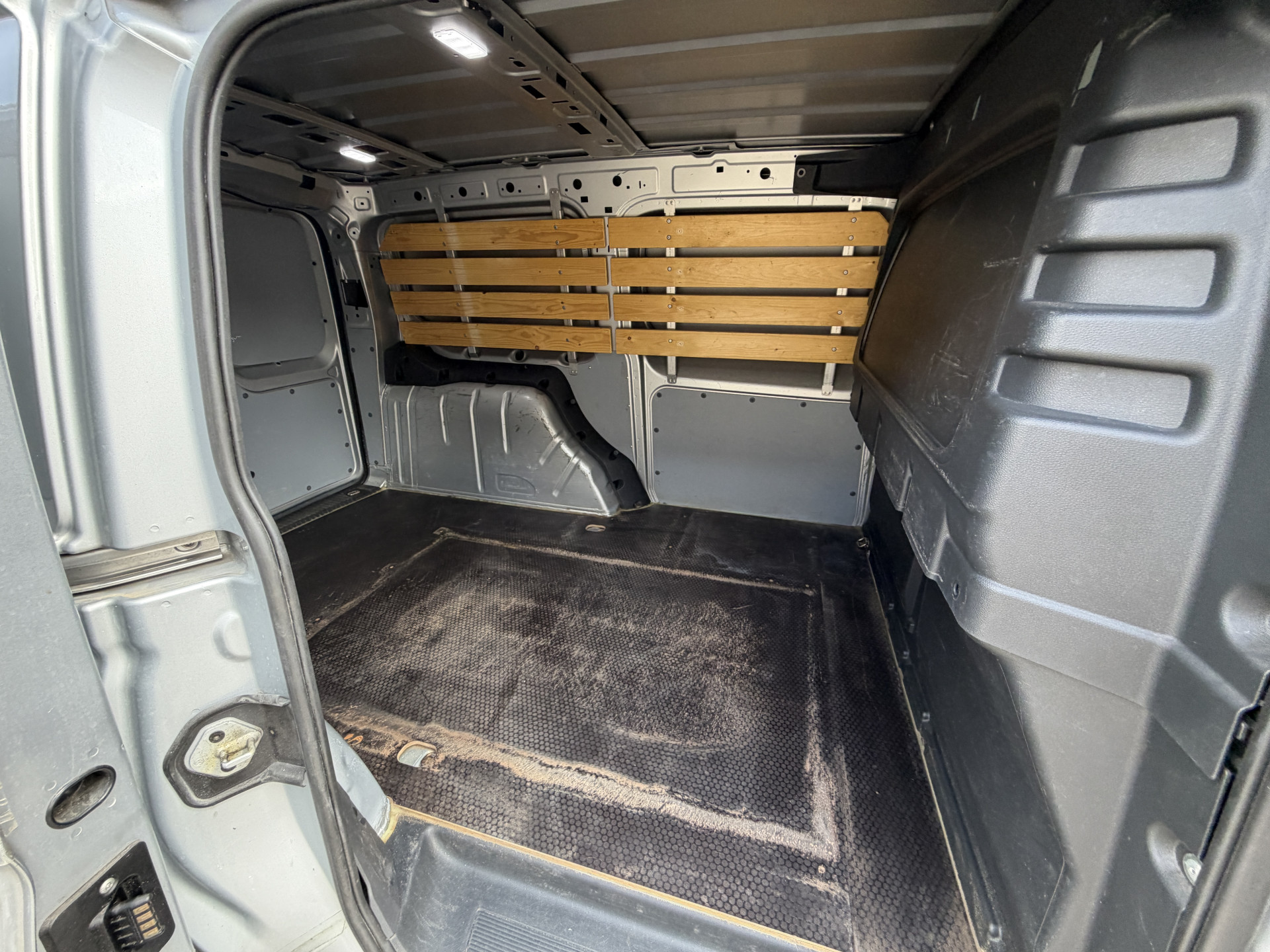 Foto van Volkswagen Caddy Modified Partition Wall