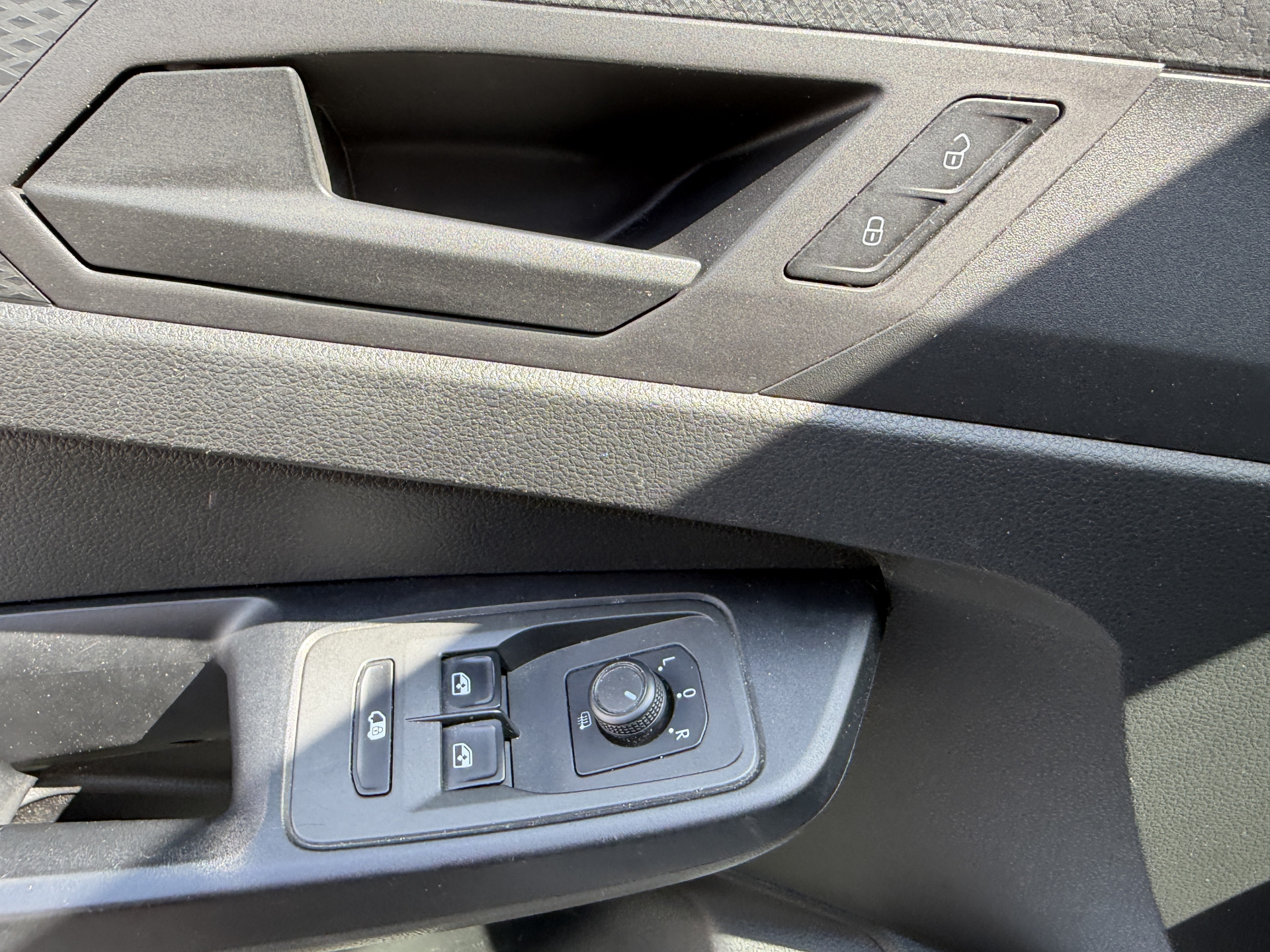 Foto van Volkswagen Caddy Modified Partition Wall