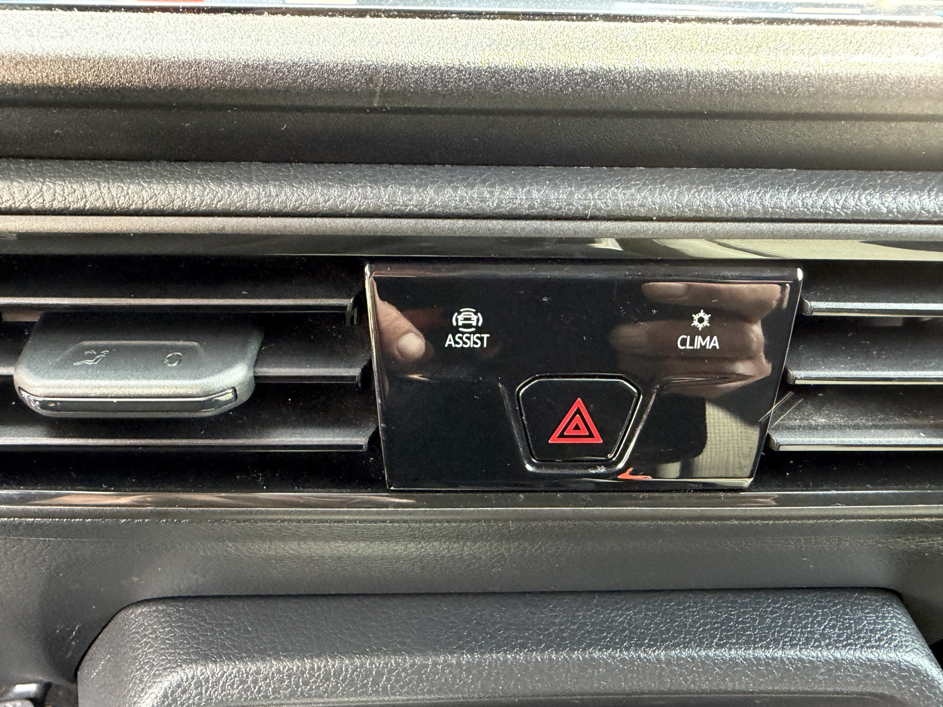 Foto van Volkswagen Caddy Modified Partition Wall