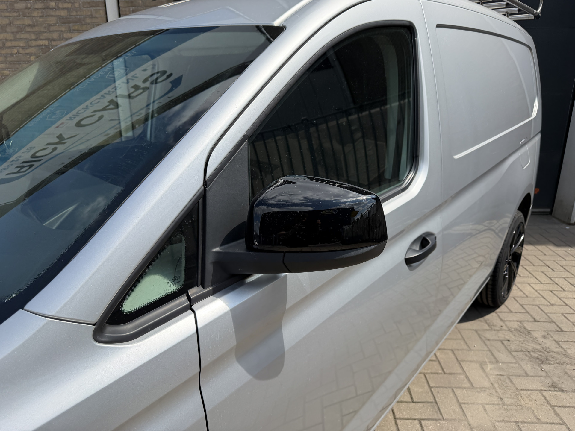 Foto van Volkswagen Caddy Modified Partition Wall