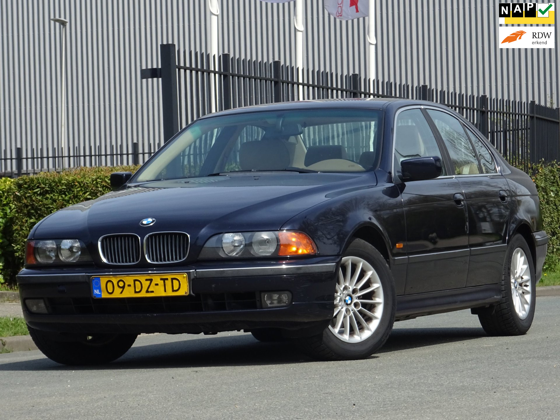 BMW 5er Reihe 523i Executive AUT NAP/LEER/CLIMA/CRUISE/PDC/APK 2000 - voorkant