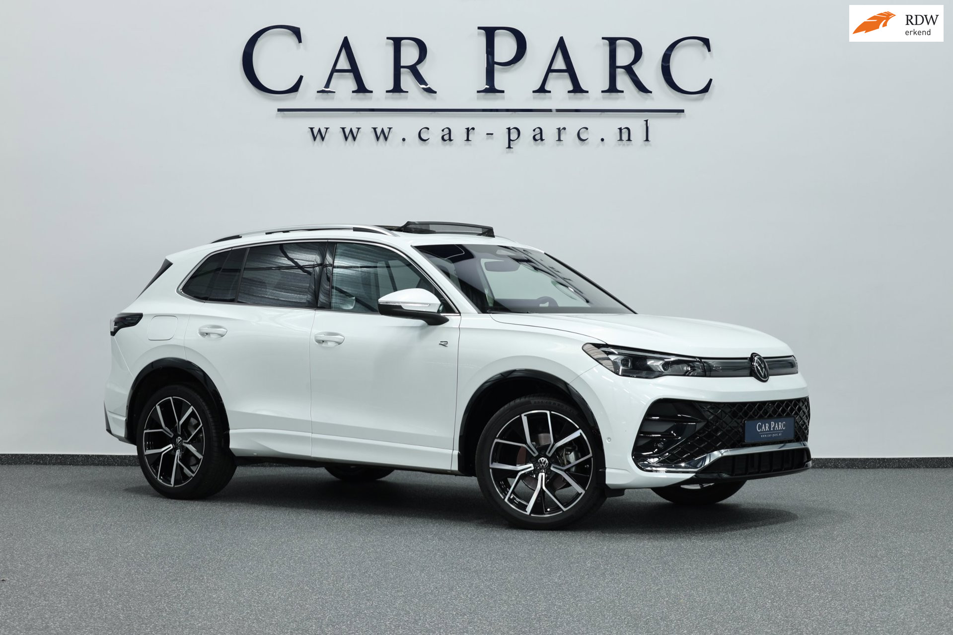 Volkswagen Tiguan 1.5 eTSI 3x R-Line IQ+LED/VIRTUAL/SFEER/PANO/ALCANTARA+S.VERWARMING/20" LMV/CAM/LINE/ACC/ECC/12 MDN GARANTIE! 2024 - voorkant