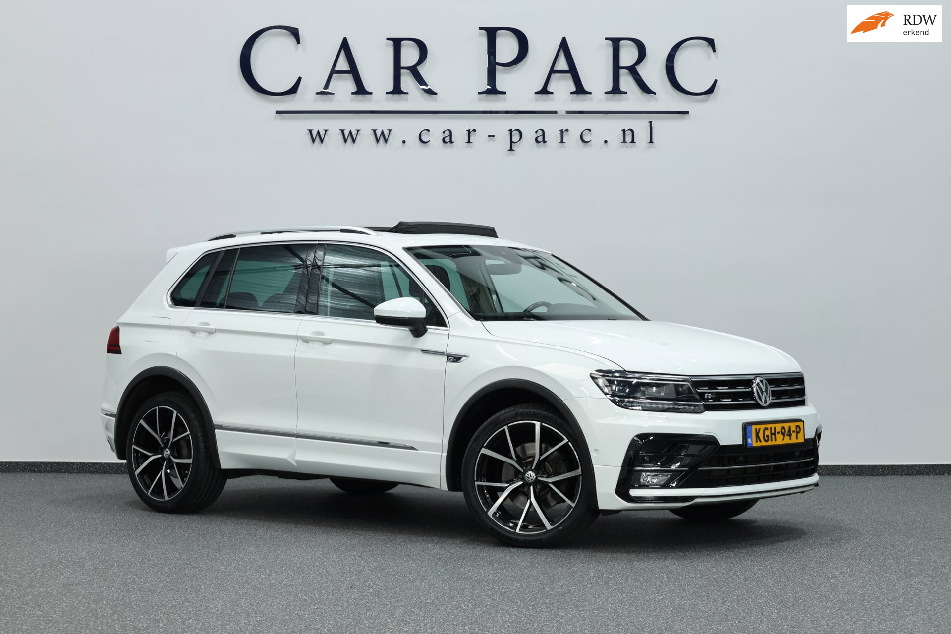 Volkswagen Tiguan 2.0 TSI 4Motion 220PK R-LINE LED/VIRTUAL/HUD/PANO/ALCANTARA+S.VERWARMING/20" LMV/CAM/LINE/ACC/12 MND GARANTIE! 2017 - voorkant