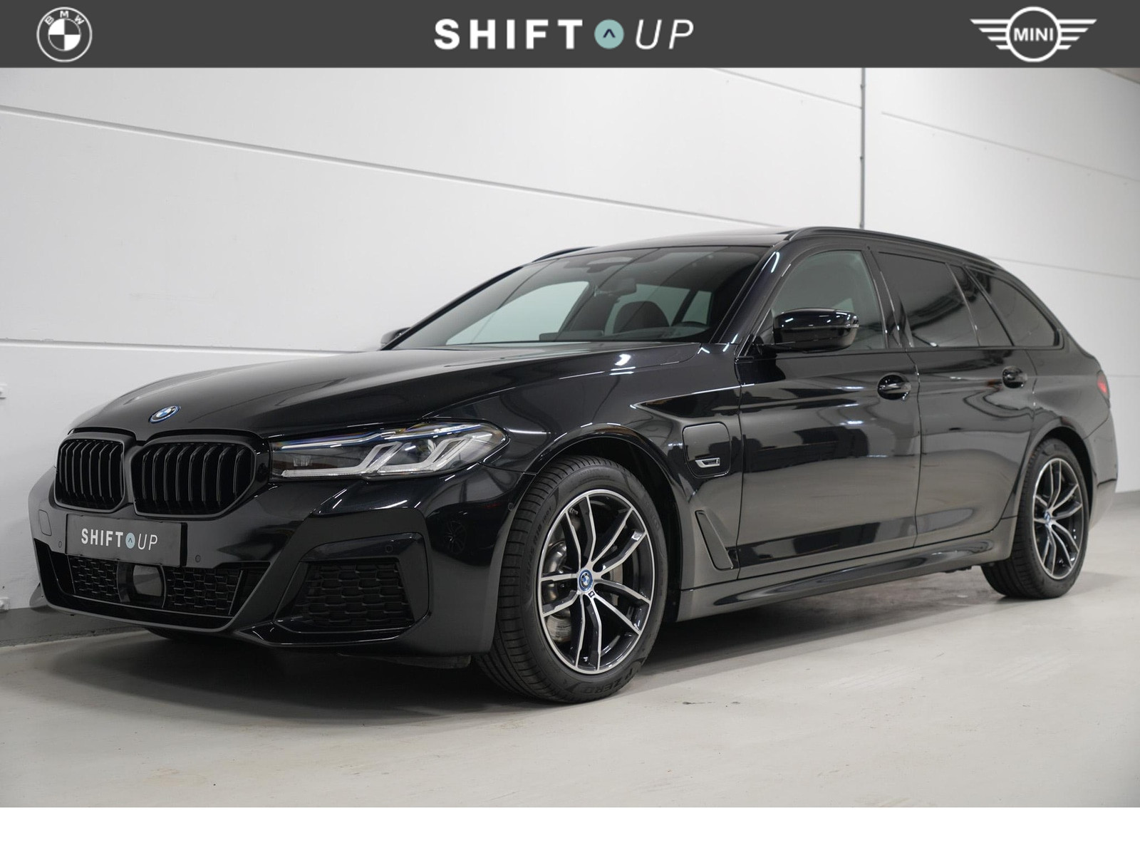 BMW 530e Touring 530e M-Sport | Panoramadak | CoPilot | Head Up 2023 - voorkant