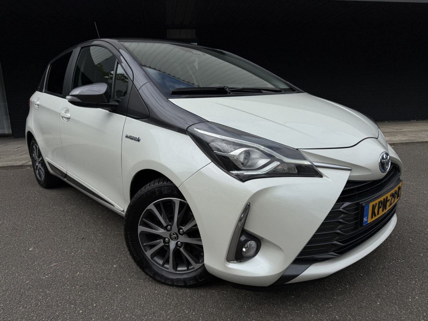 Toyota Toyota Yaris Hybrid 1.5 Hybrid - Luxe Y20 uitvoering - Parelmoer wit - 2020 - voorkant
