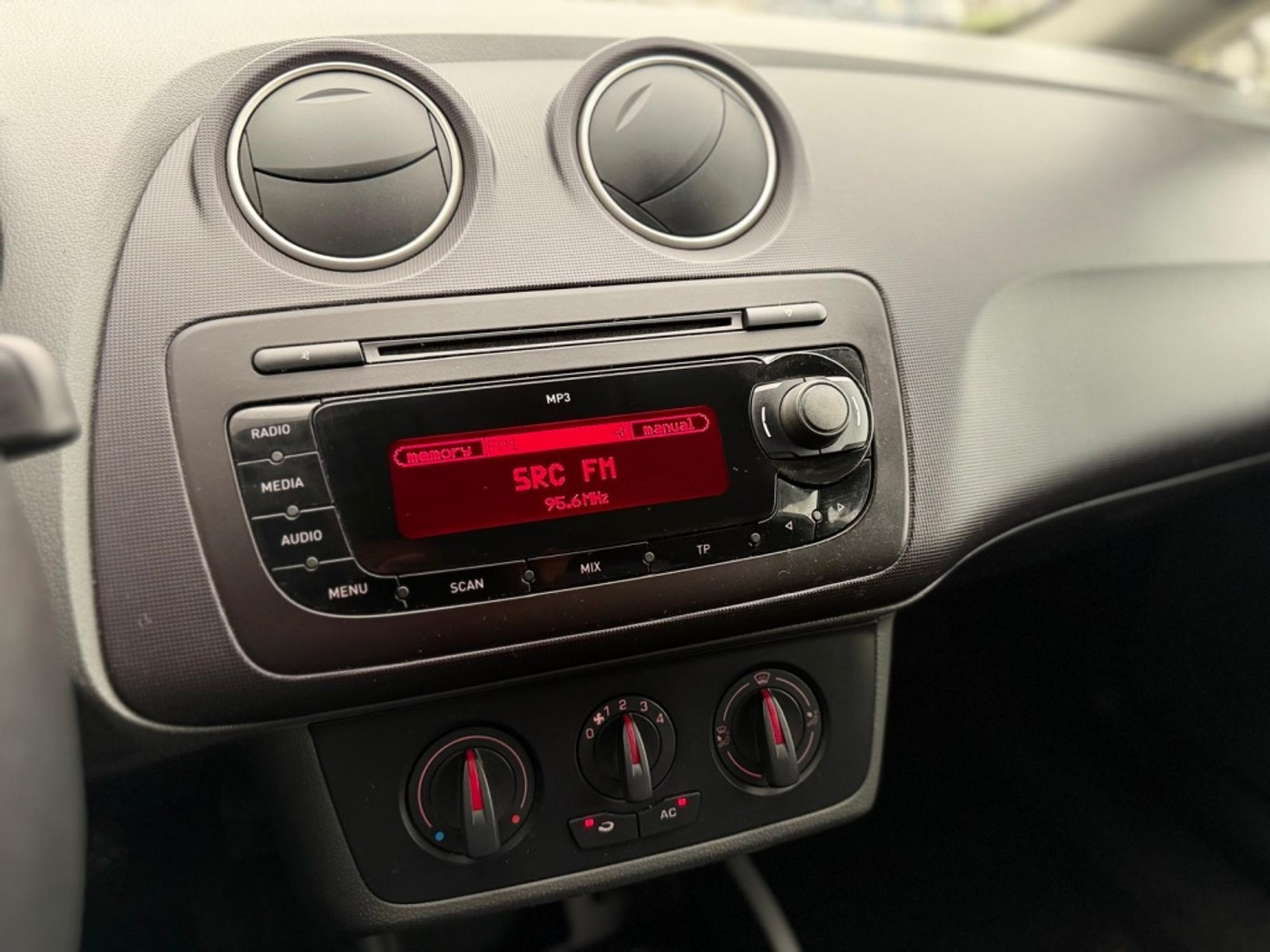 Foto van Seat Ibiza SC