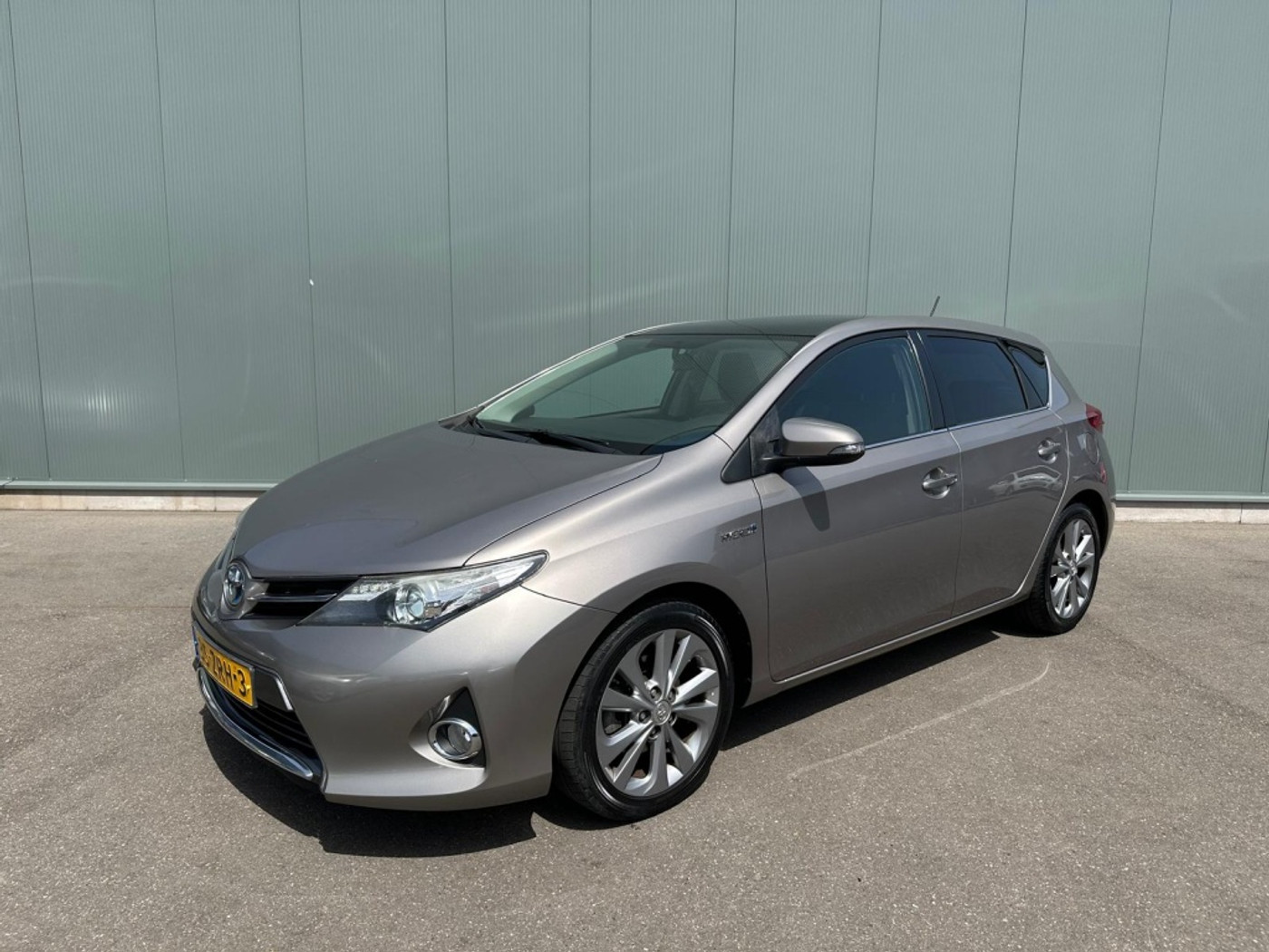Toyota Toyota Auris 1.8 Hybrid Lease PANORAMADAK | CAMERA | NAP ! 2013 - voorkant