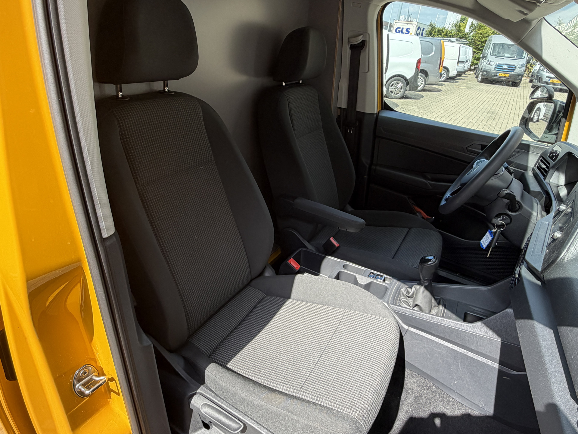 Foto van Volkswagen Caddy Modified Partition Wall