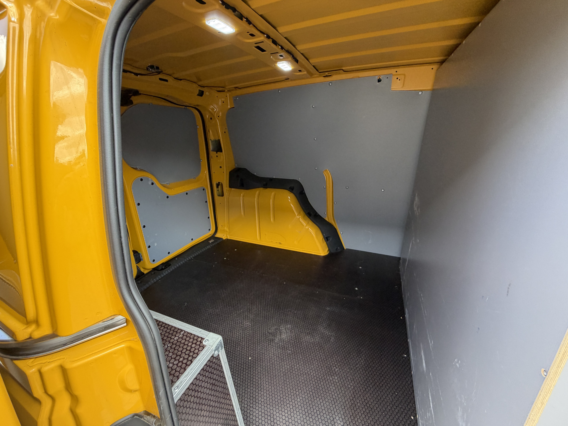 Foto van Volkswagen Caddy Modified Partition Wall