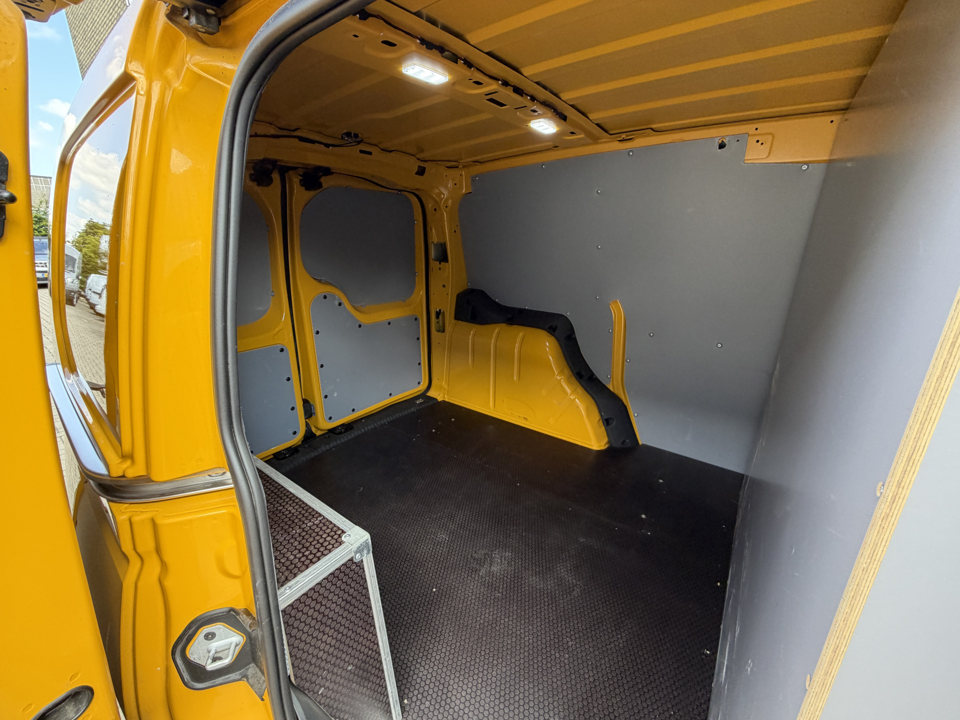 Foto van Volkswagen Caddy Modified Partition Wall