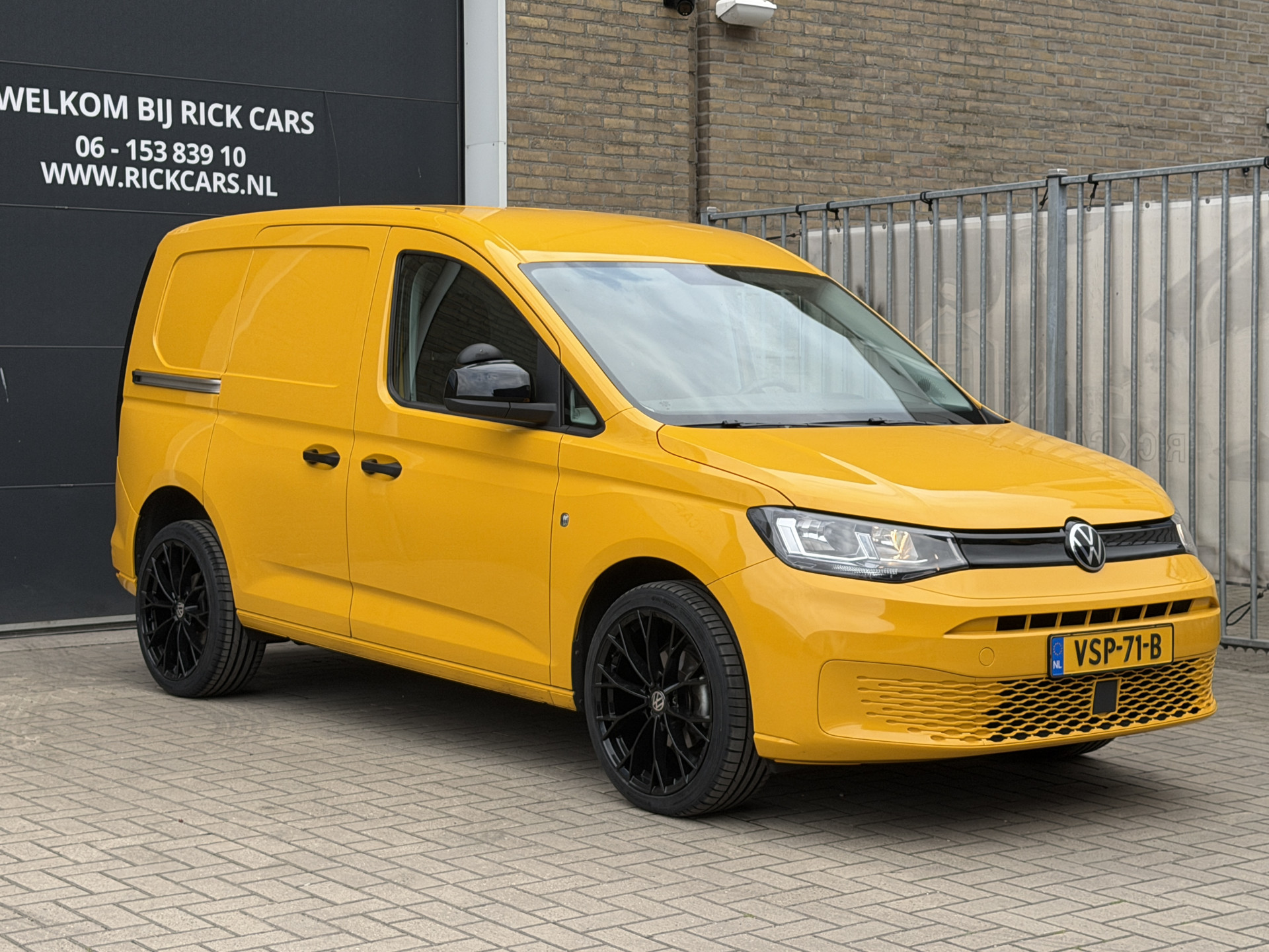 Foto van Volkswagen Caddy Modified Partition Wall