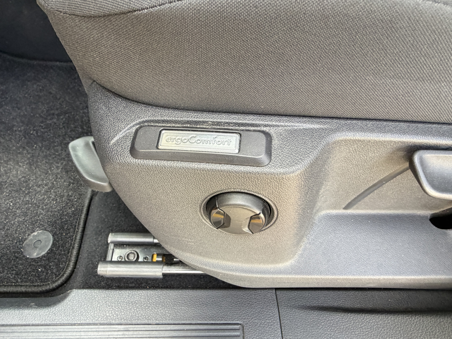 Foto van Volkswagen Caddy Modified Partition Wall