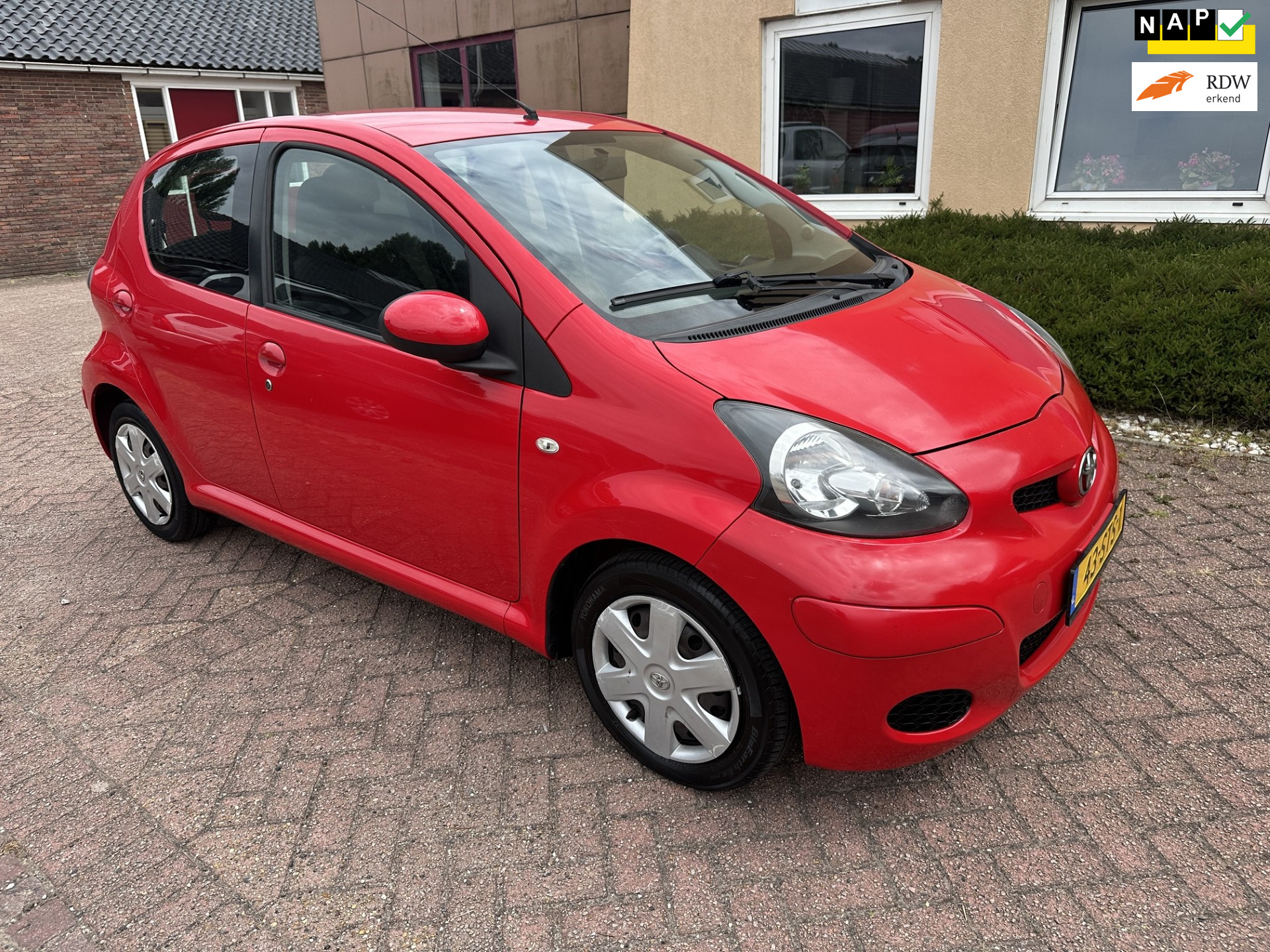 Toyota Toyota Aygo 1.0-12V Navigator AIRCO/ELECRAM/APK/NAP/DEALER OH 2011 - voorkant