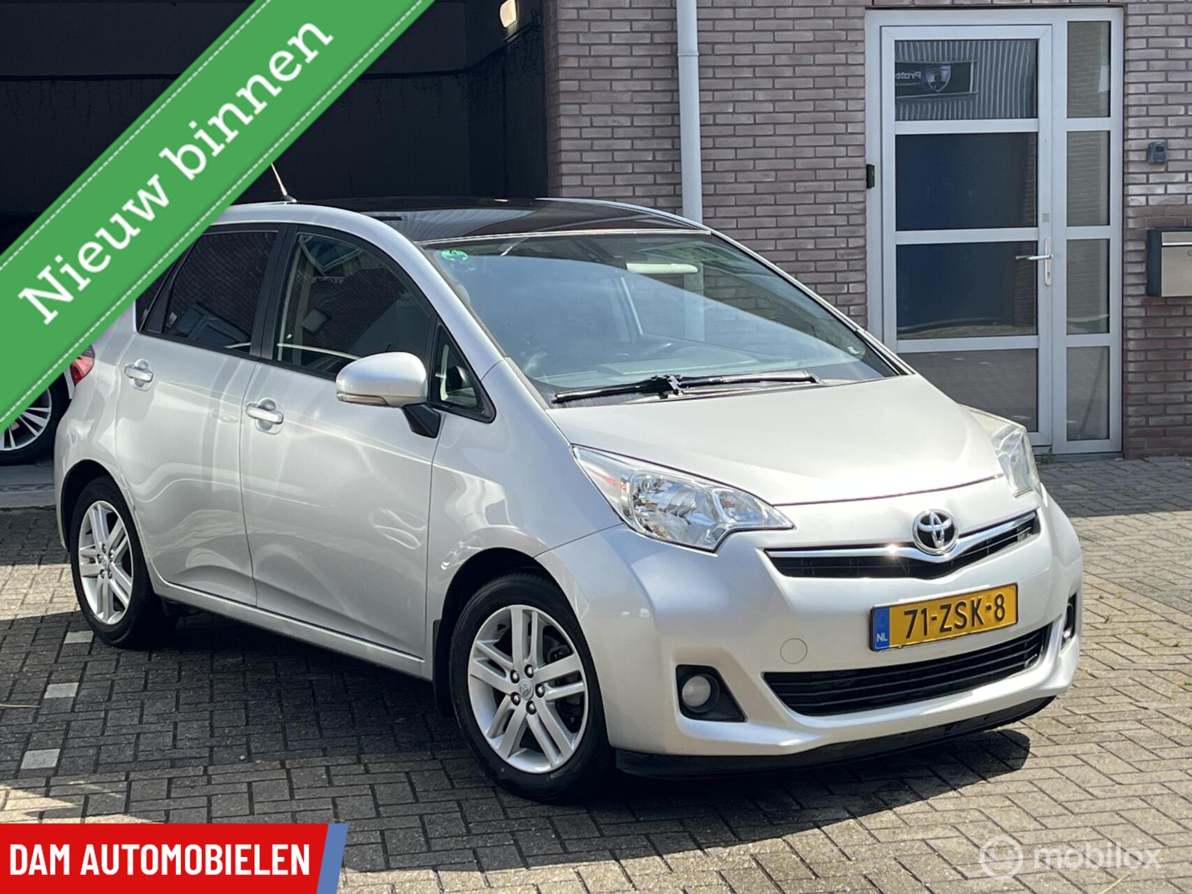 Toyota Toyota Verso-s 1.3 VVT-i Dynamic 2013 Navigatie Camera Panoramadak 100% Toytoa dealer onderhouden met de NAP en alle beokjes 2013 - voorkant