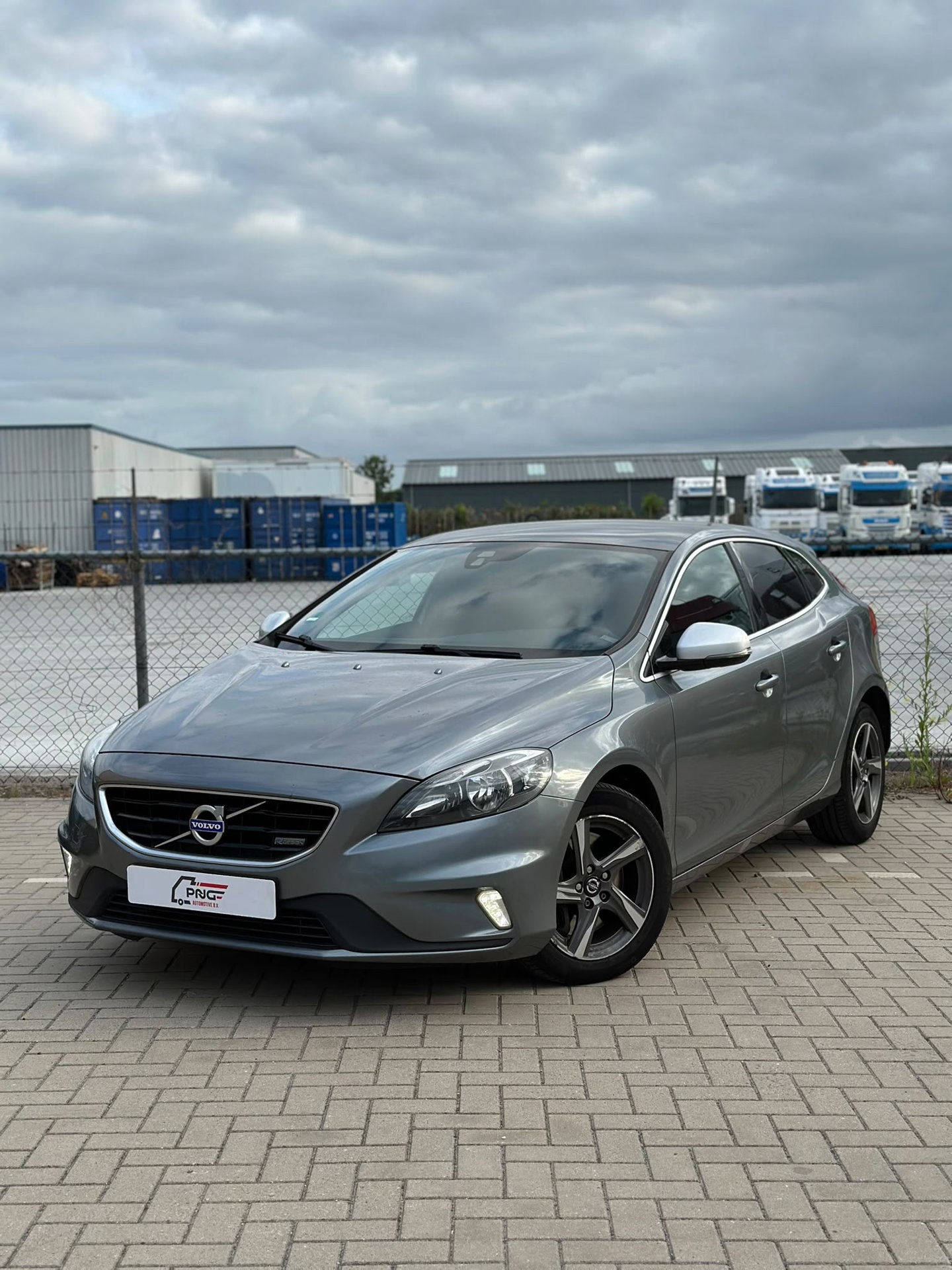 Volvo V40 2.0 D4 R-DESIGN PANO - AIRCO - CRUISE 2014 - voorkant