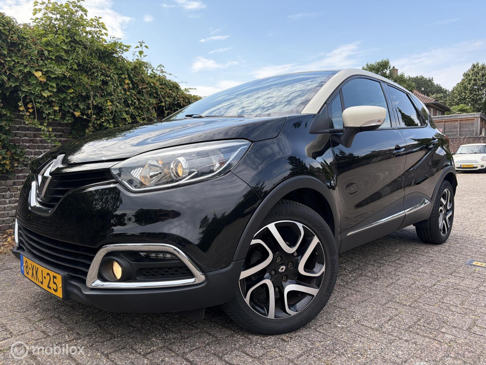 Renault Captur 0.9 TCe Helly Hansen / Trekhaak / Nieuwe APK 2014 - voorkant