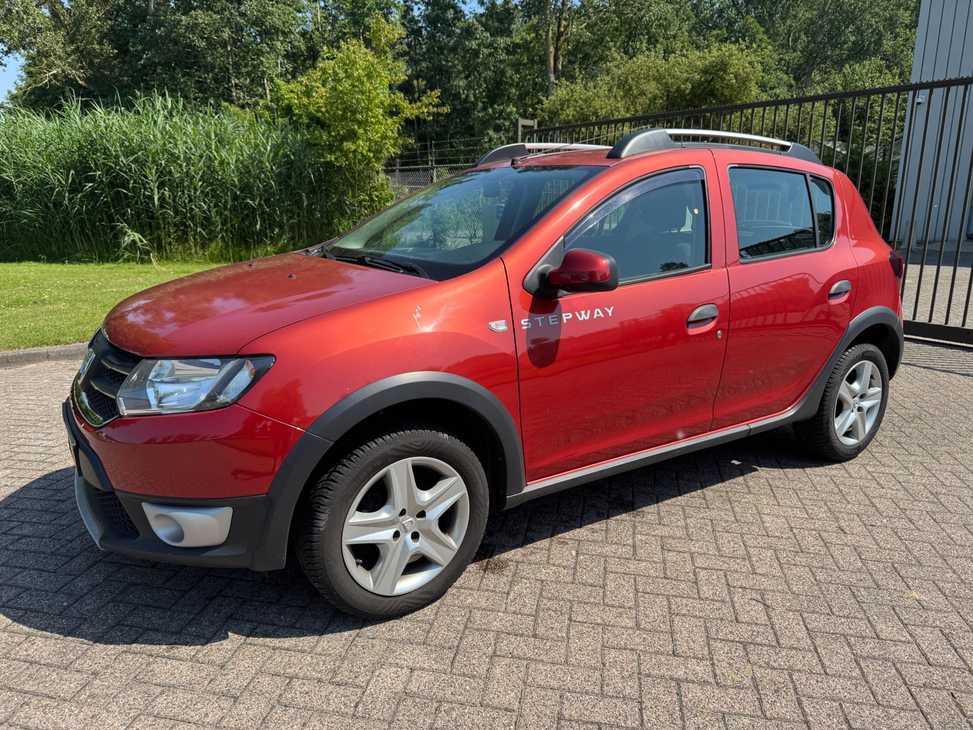 Dacia Sandero 0.9 TCe Stepway Lauréate/CLIMA/CRUISE/NAVI/BLUETOOTH/PARKEERSENSOREN 2015 - voorkant