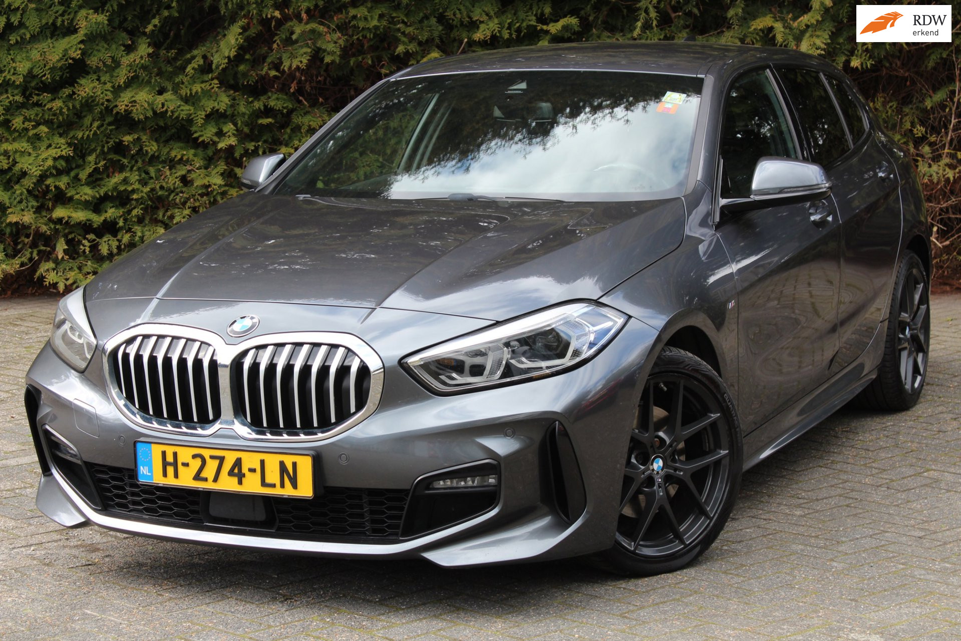 BMW 118d 118d High Executive M 150PK Automaat | M-sportpakket | HUD | Carplay | Stoelverwarming | Navigatie | Parkeercamera 2019 - voorkant