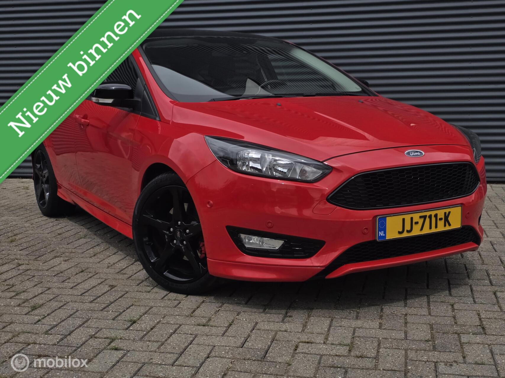 Ford Focus 1.5 Red Edition ST LINE / PDC / NAP 2016 - voorkant