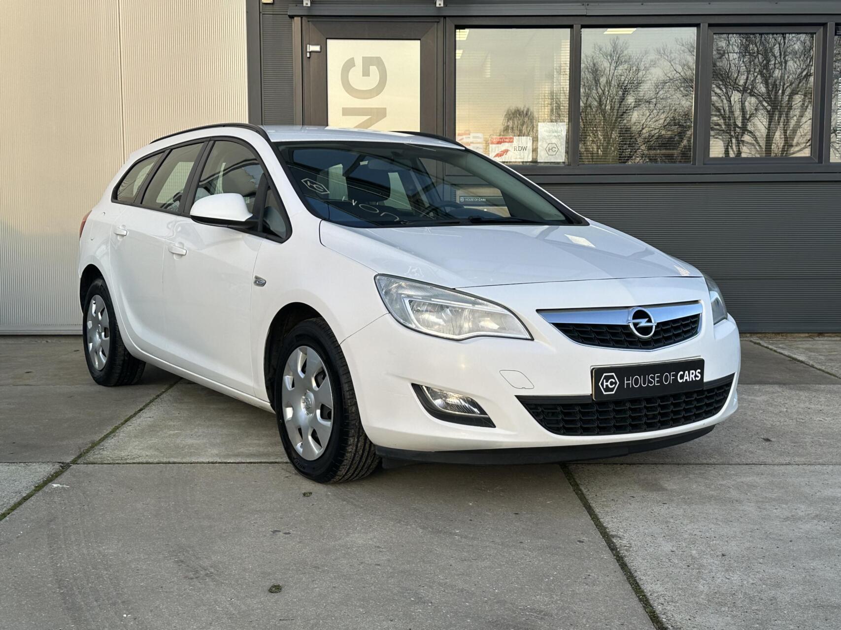 Opel Astra Sports Tourer 1.4 Edition Airco Cruise Navi NAP 2012 - voorkant