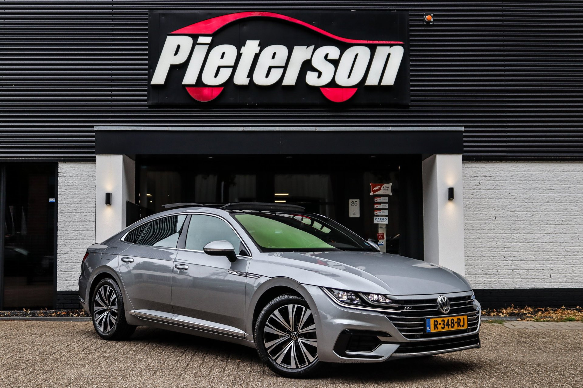 Volkswagen Arteon 2.0 TSI 3x R-Line PANO ACC CARPLAY 2018 - voorkant
