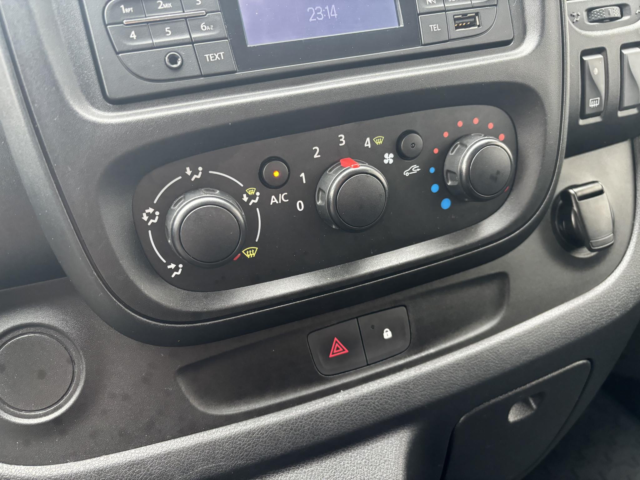 Foto van Opel Vivaro-b