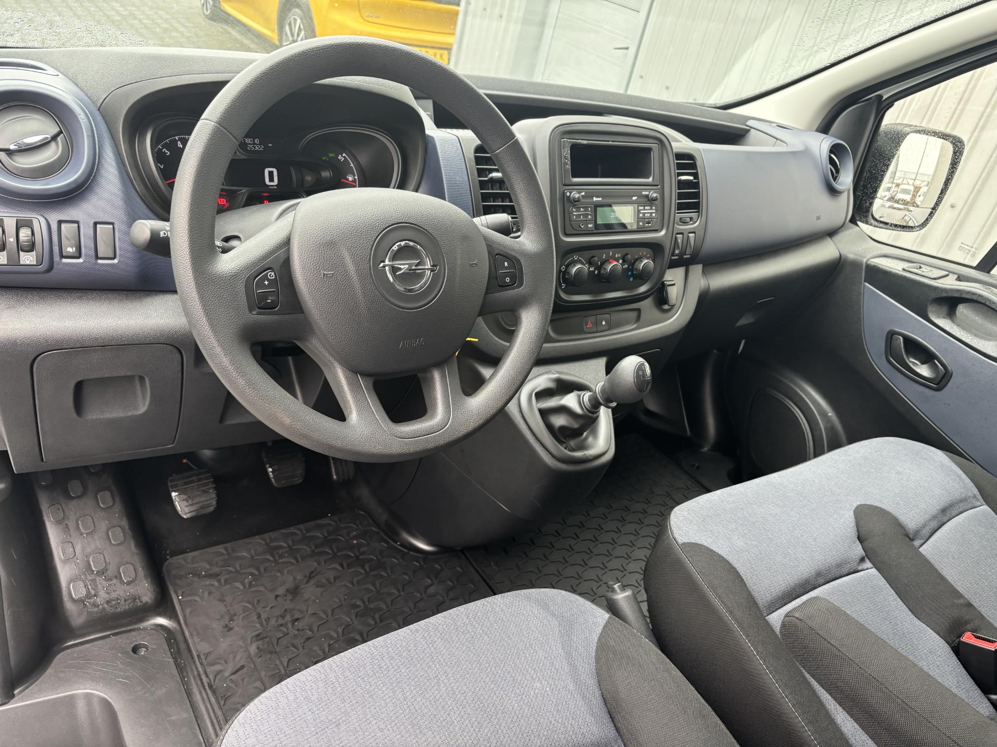 Foto van Opel Vivaro-b