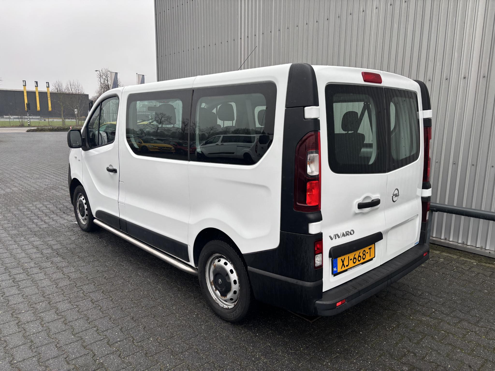 Foto van Opel Vivaro-b