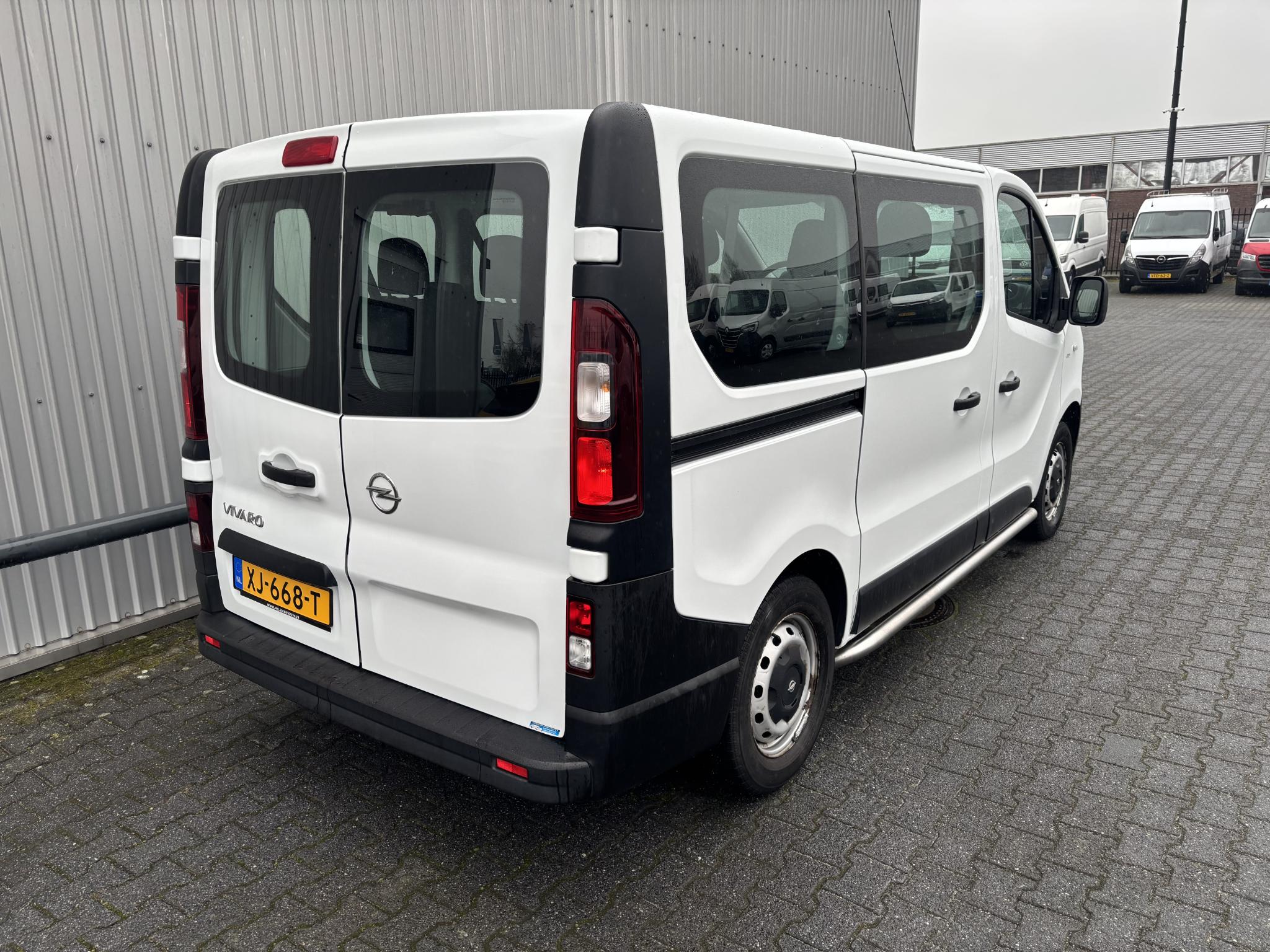 Foto van Opel Vivaro-b