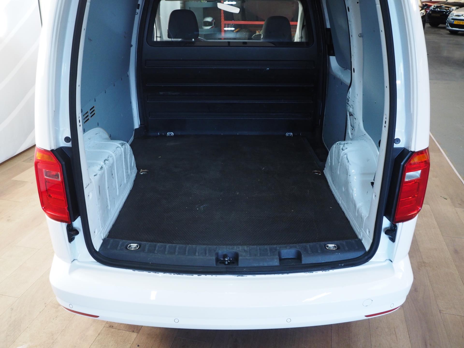 Foto van Volkswagen Caddy Modified Partition Wall