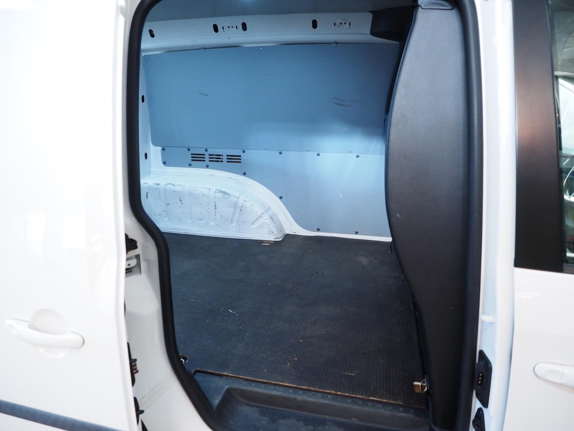 Foto van Volkswagen Caddy Modified Partition Wall