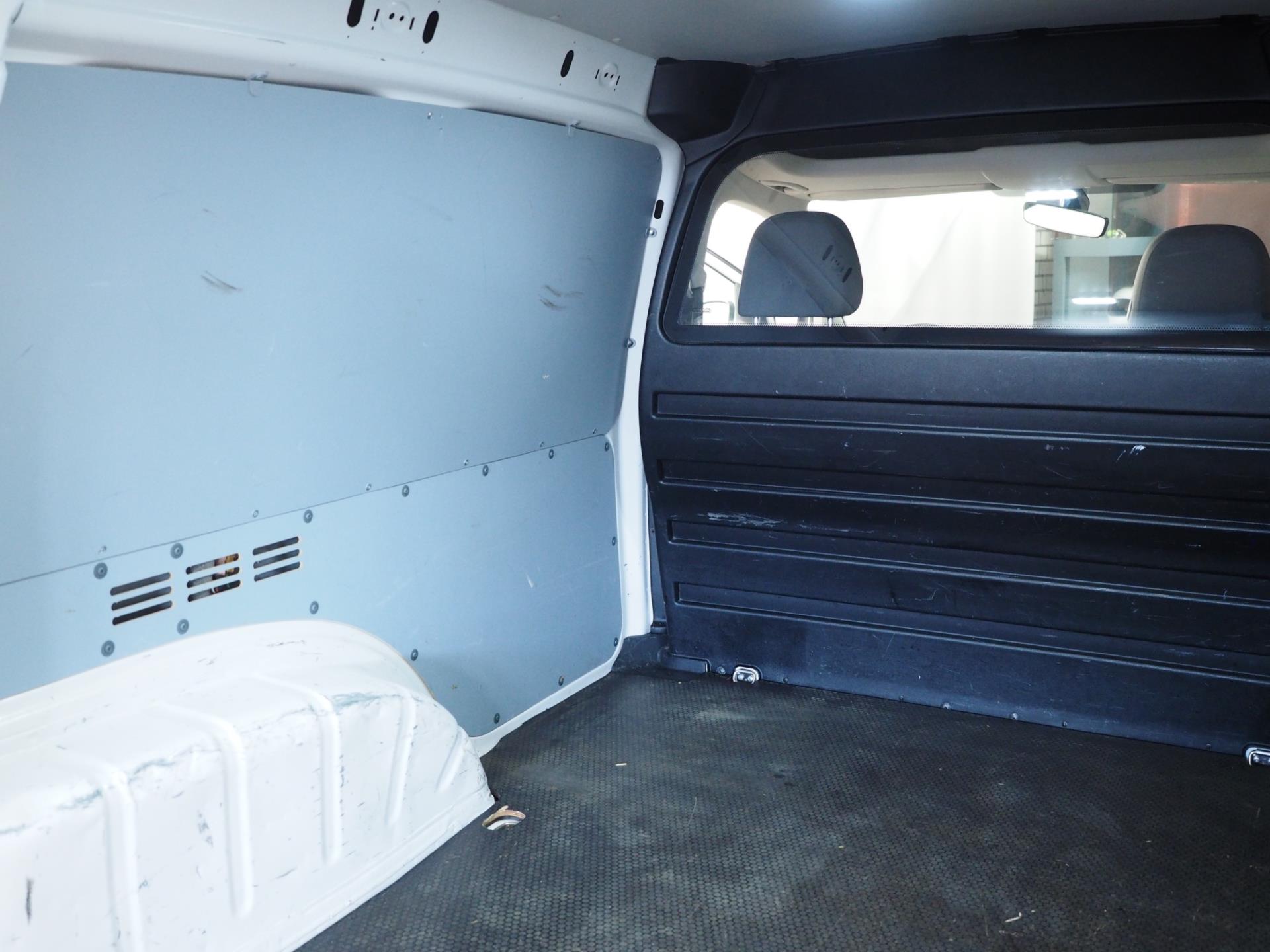 Foto van Volkswagen Caddy Modified Partition Wall