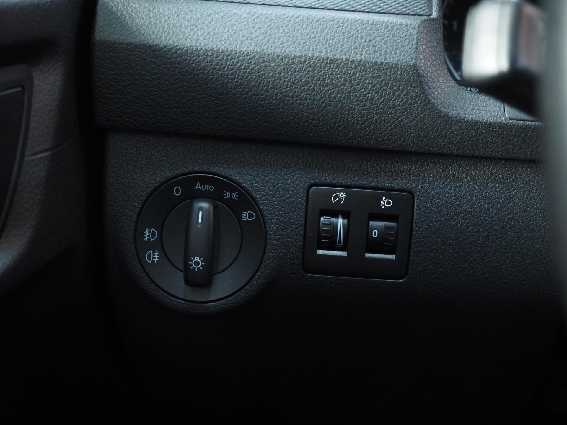 Foto van Volkswagen Caddy Modified Partition Wall