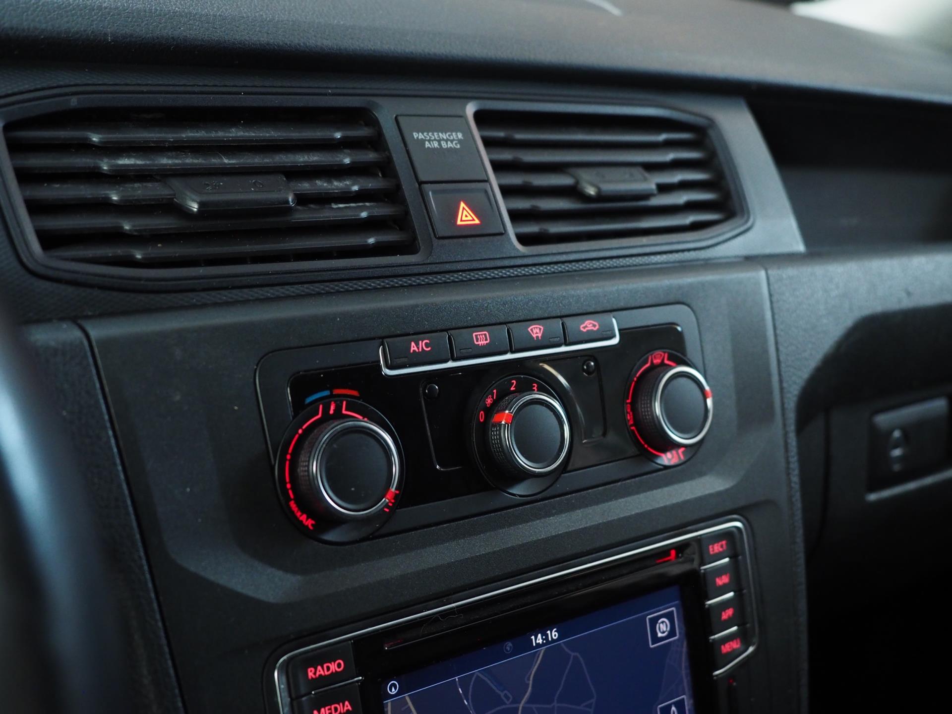 Foto van Volkswagen Caddy Modified Partition Wall
